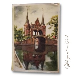 Sneek
Op de voorkant van de kaart staat de Sneker waterpoort Friesland.
Kaart uit erfenis jaartal 1952. Een Kinderbriefkaart kinderpostzegels. 